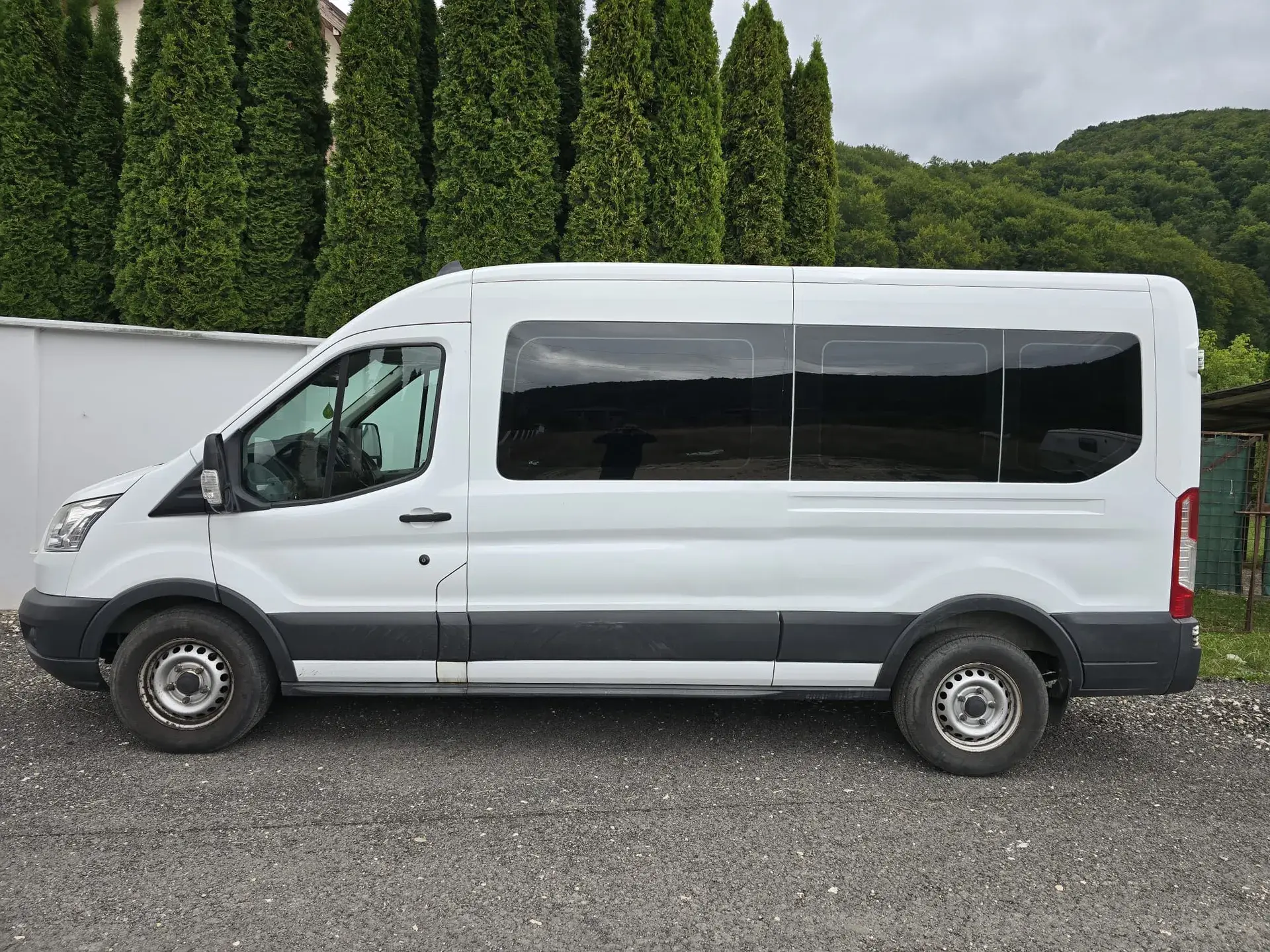 INCHIRIEZ FORD TRANSIT 9 LOCURI CU 1.5 M DE PODEA PENTRU BAGAJE